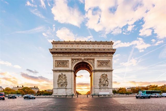 Large-Arc-de-Triomphe-at-sunrise-Paris-France
